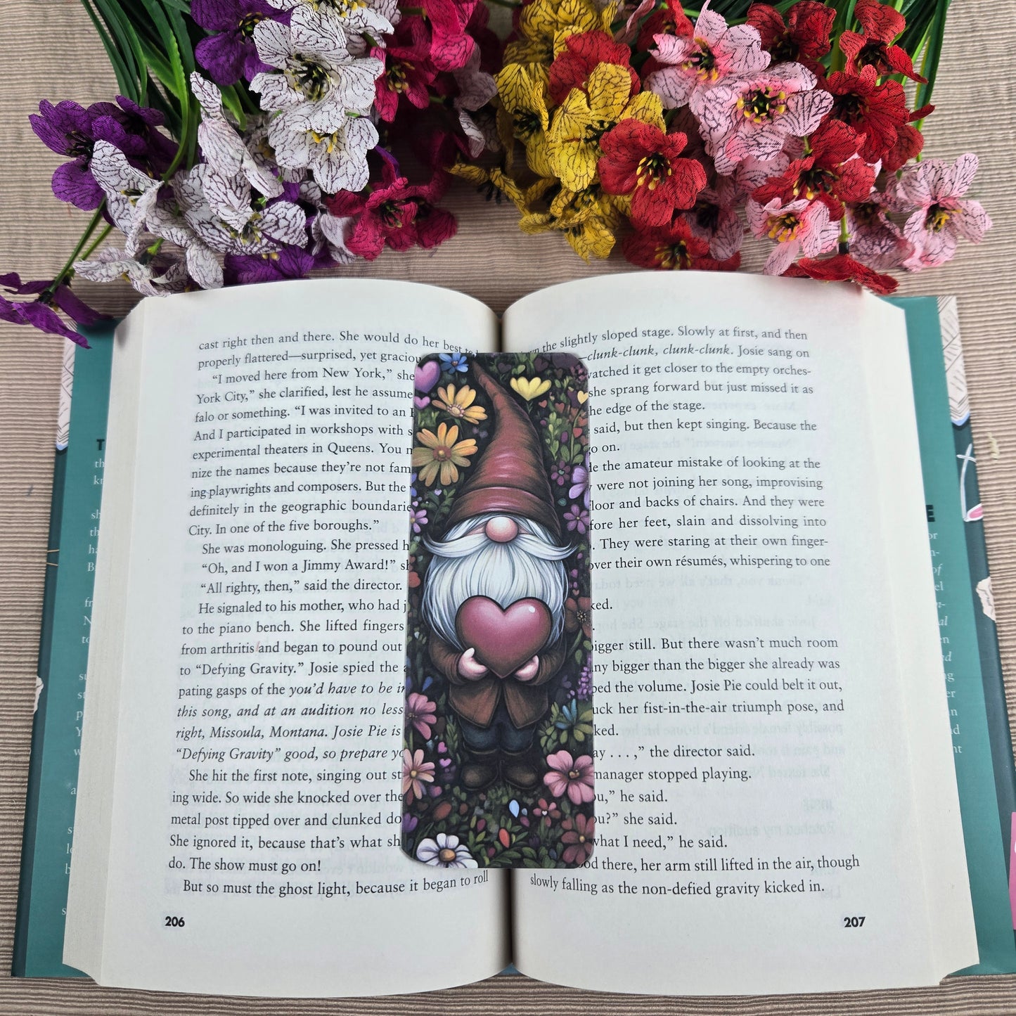Gnome holding a Heart Bookmark