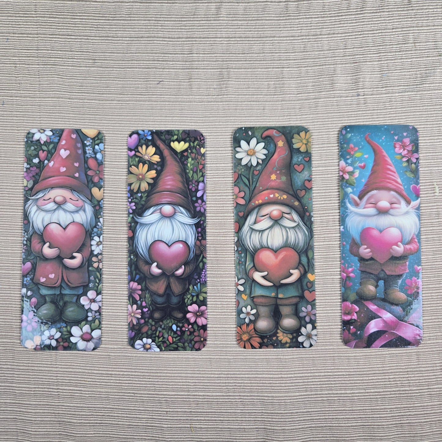 Gnome holding a Heart Bookmark