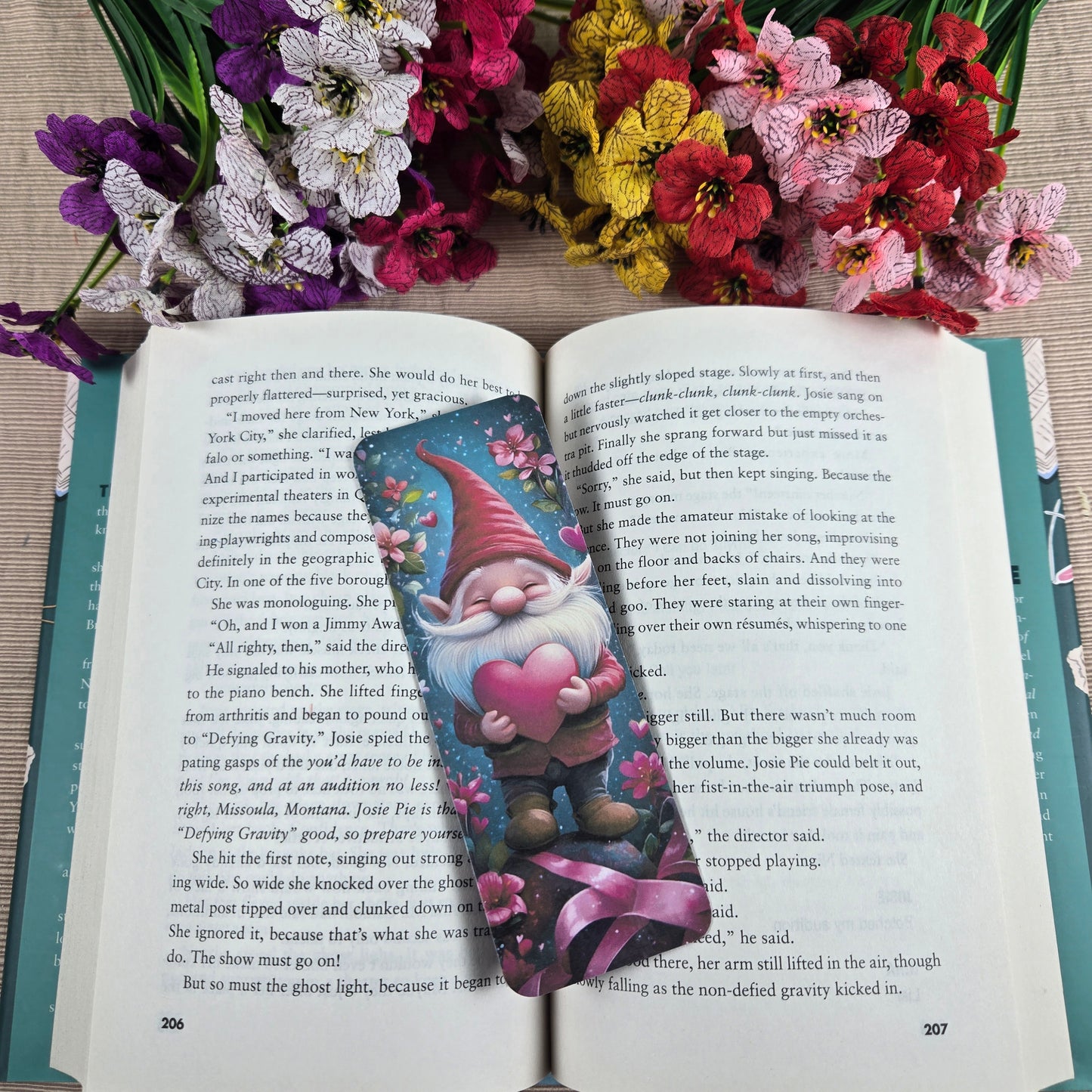 Gnome holding a Heart Bookmark