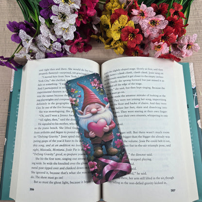 Gnome holding a Heart Bookmark
