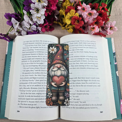 Gnome holding a Heart Bookmark