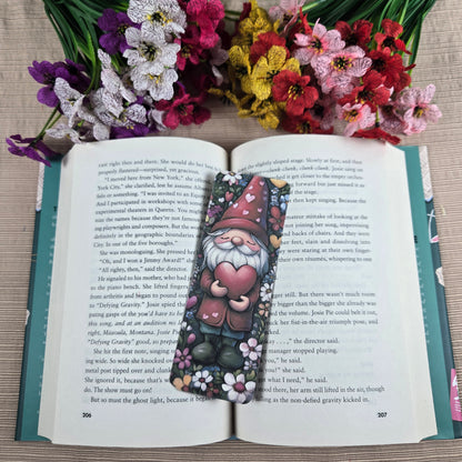 Gnome holding a Heart Bookmark