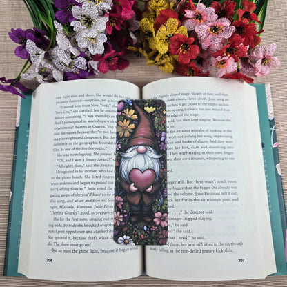 Gnome holding a Heart Bookmark