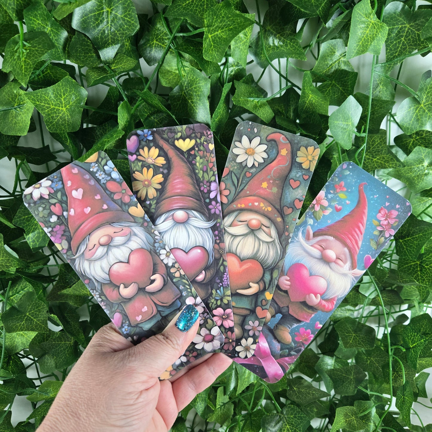 Gnome holding a Heart Bookmark
