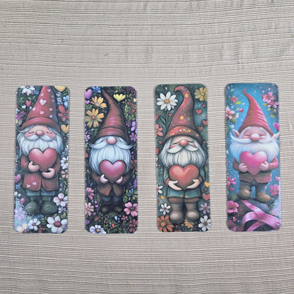 Gnome holding a Heart Bookmark