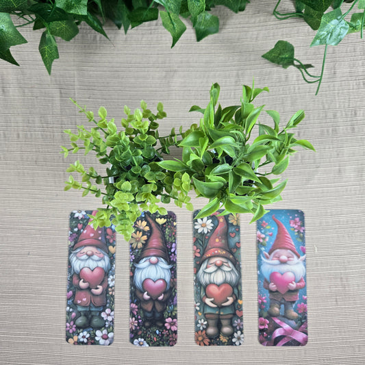 Gnome holding a Heart Bookmark