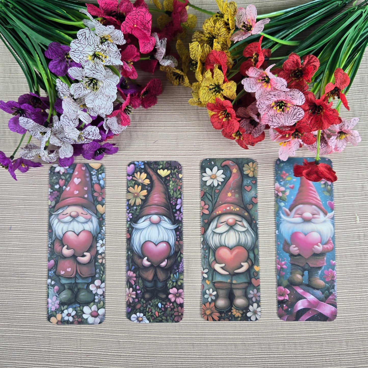Gnome holding a Heart Bookmark